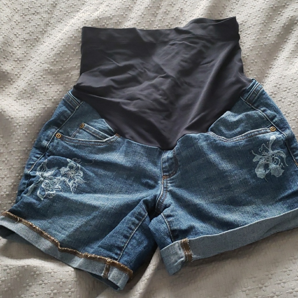 A Glow Maternity shorts